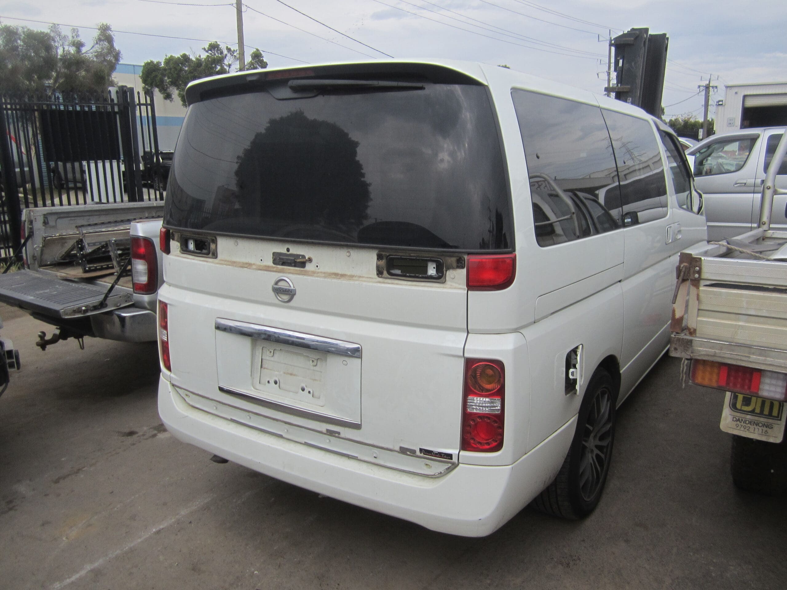 NISSAN ELGRAND E51 VQ35 2002-2009 WHITE WRECKING