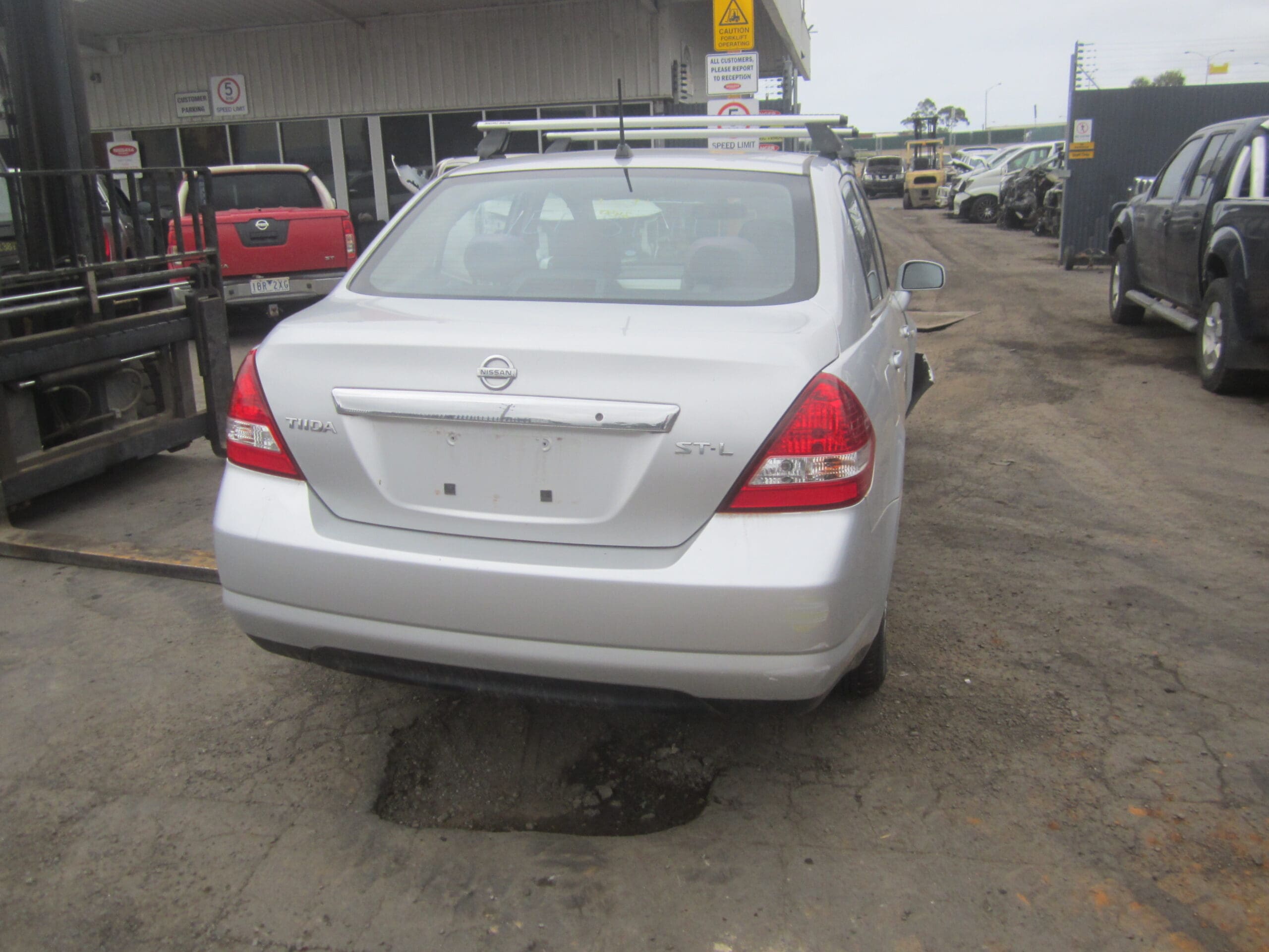 NISSAN TIIDA C11 SEDAN ST-L 1.8 SILVER 2009 WRECKING
