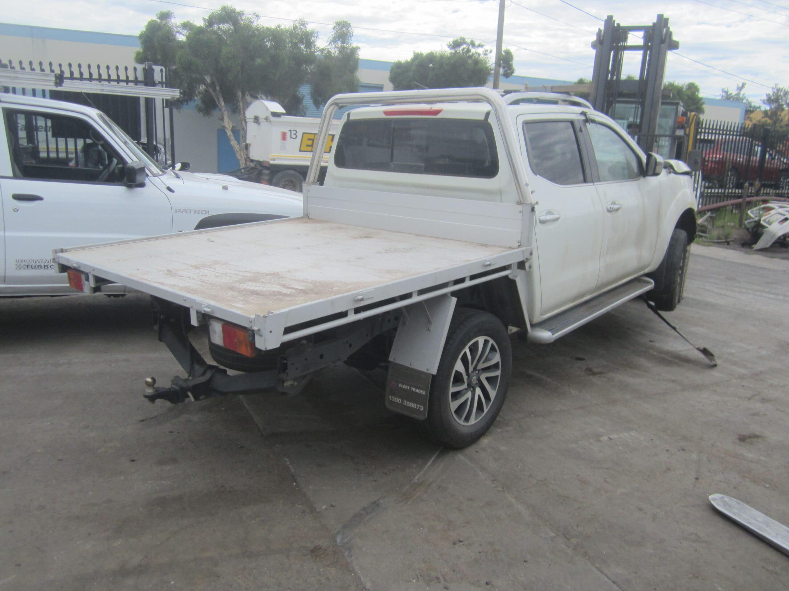 NISSAN NAVARA D23 NP300 4X4 DUALCAB WHITE TRAY WRECKING