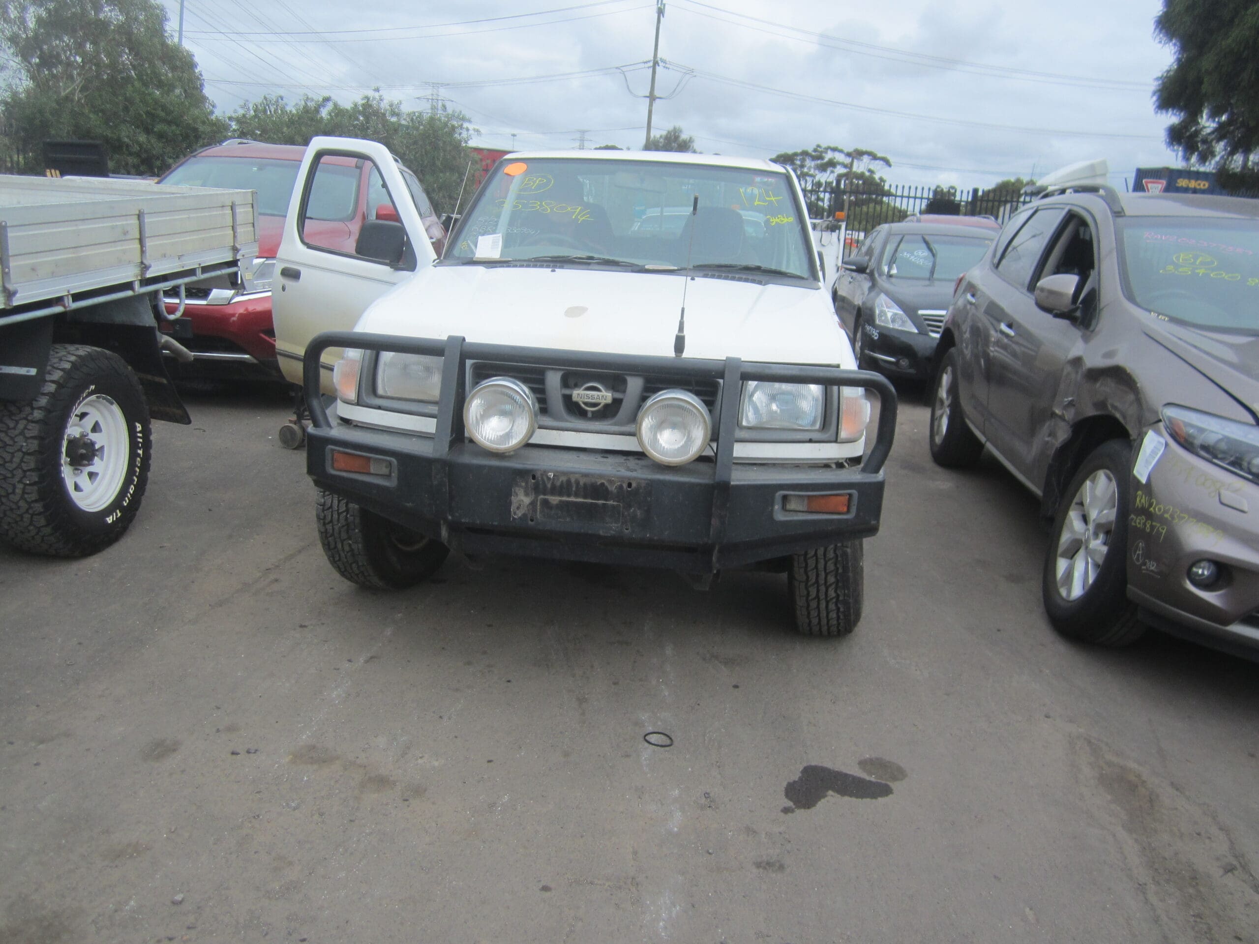 NISSAN NAVARA D22 DUALCAB QD32 DIESEL WHITE 1999 WRECKING