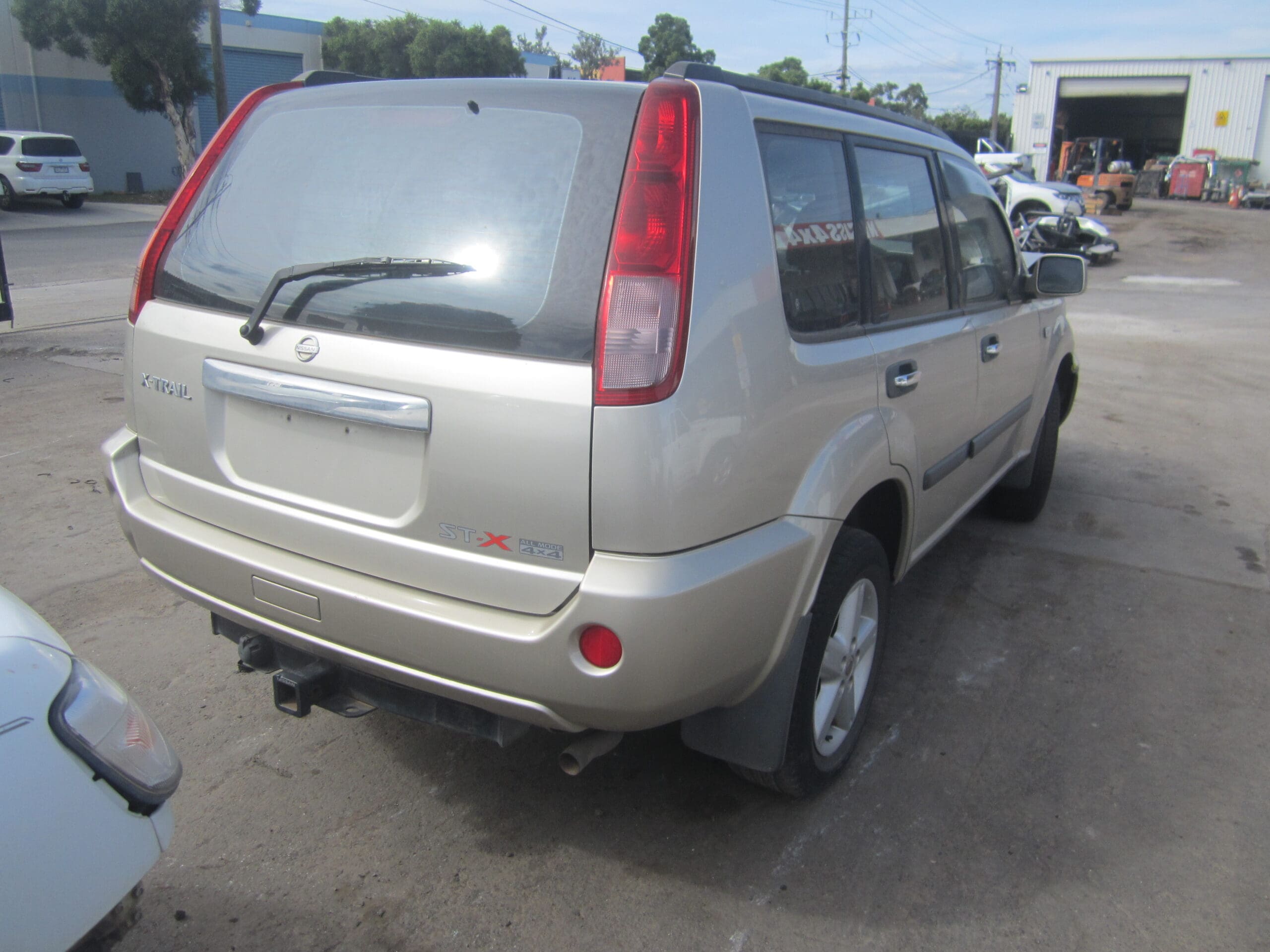 NISSN X-TRAIL T30 QR25 4X4 2004 GOLD WRECKING