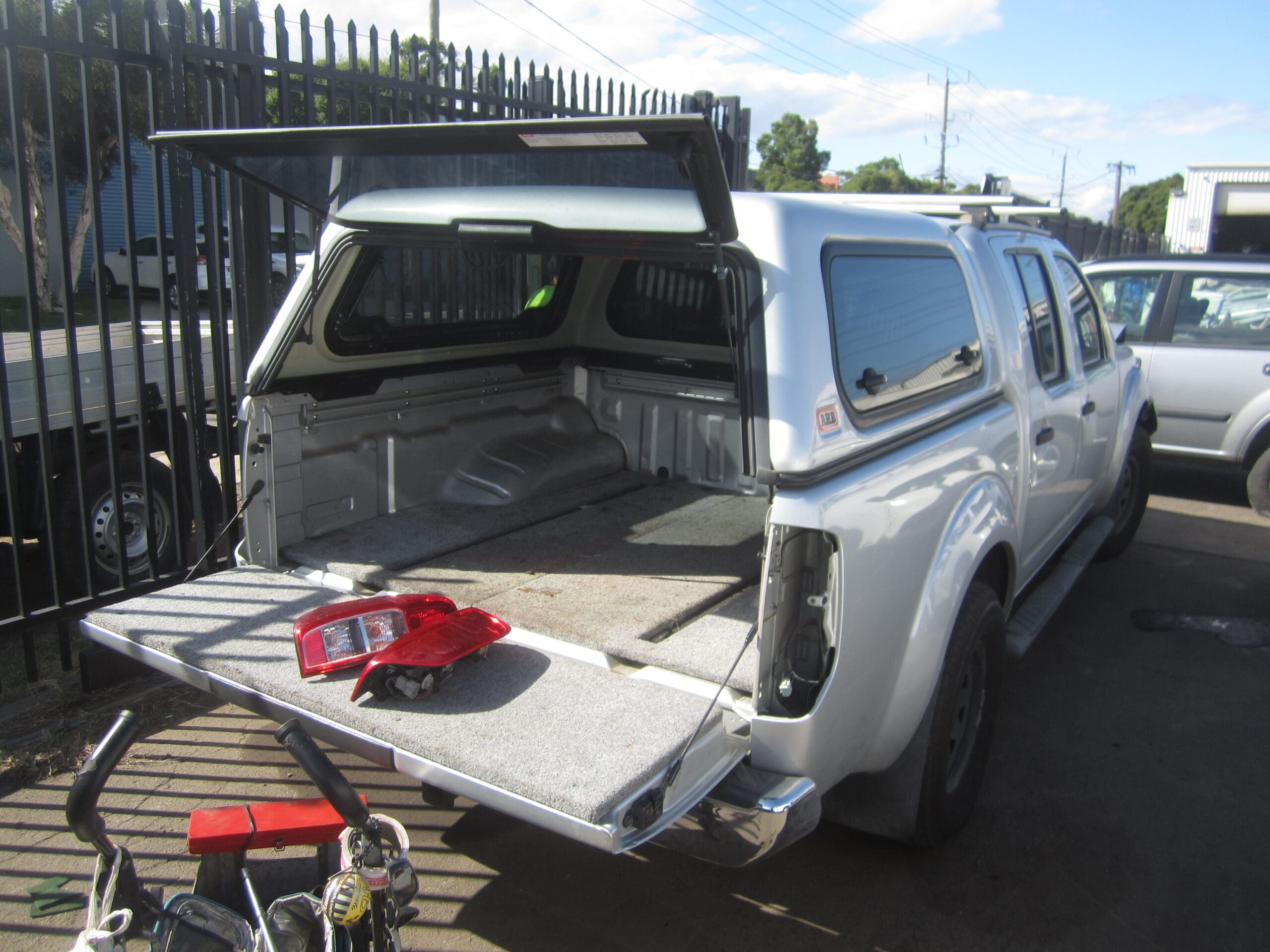 NISSAN NAVARA D40 VSK SPAIN YD25 DIESEL SILVER 2008 WRECKING