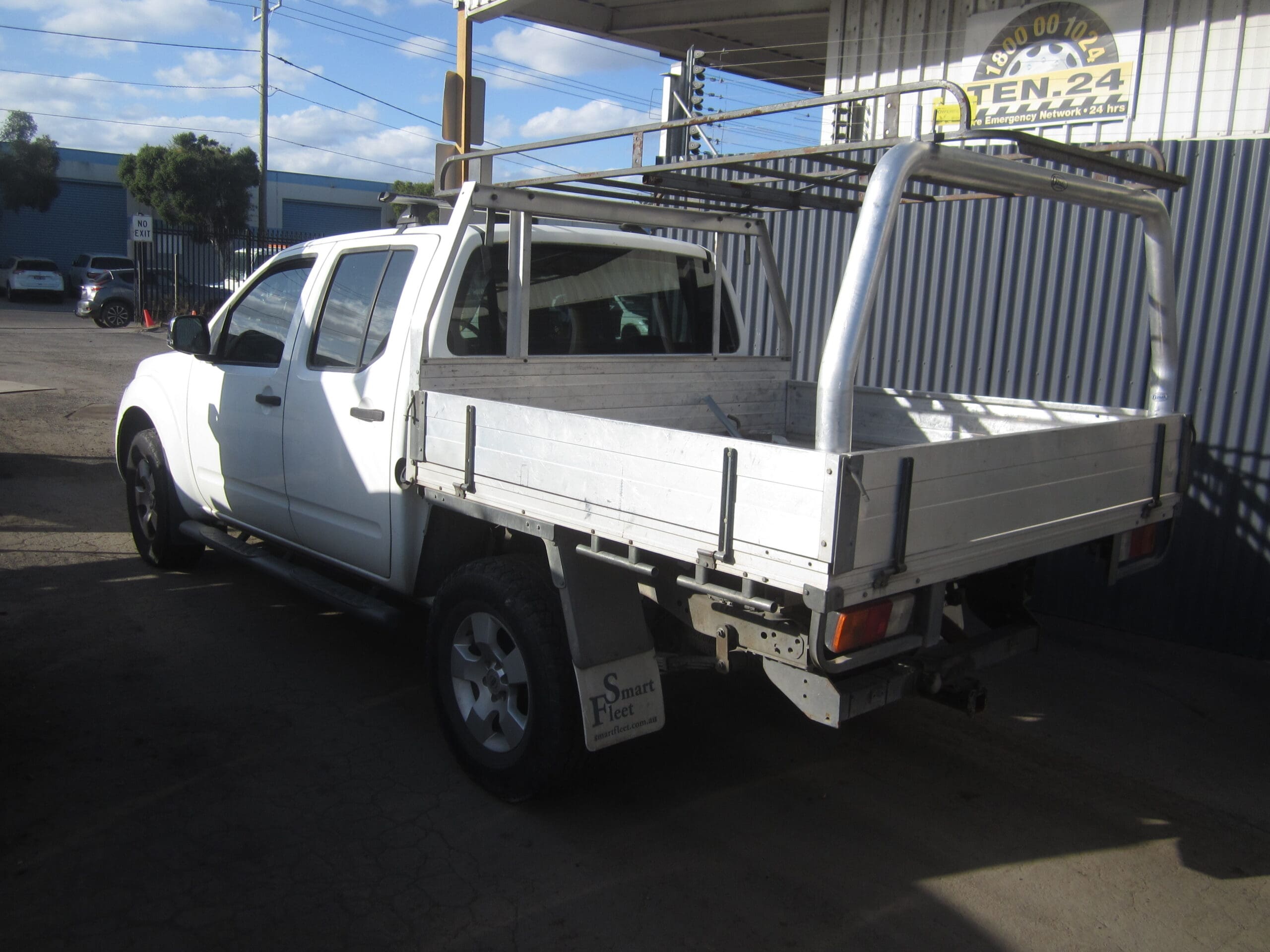 NISSAN NAVARA D40 VSK SPAIN YD25 DIESEL WHITE 2009 WRECKING