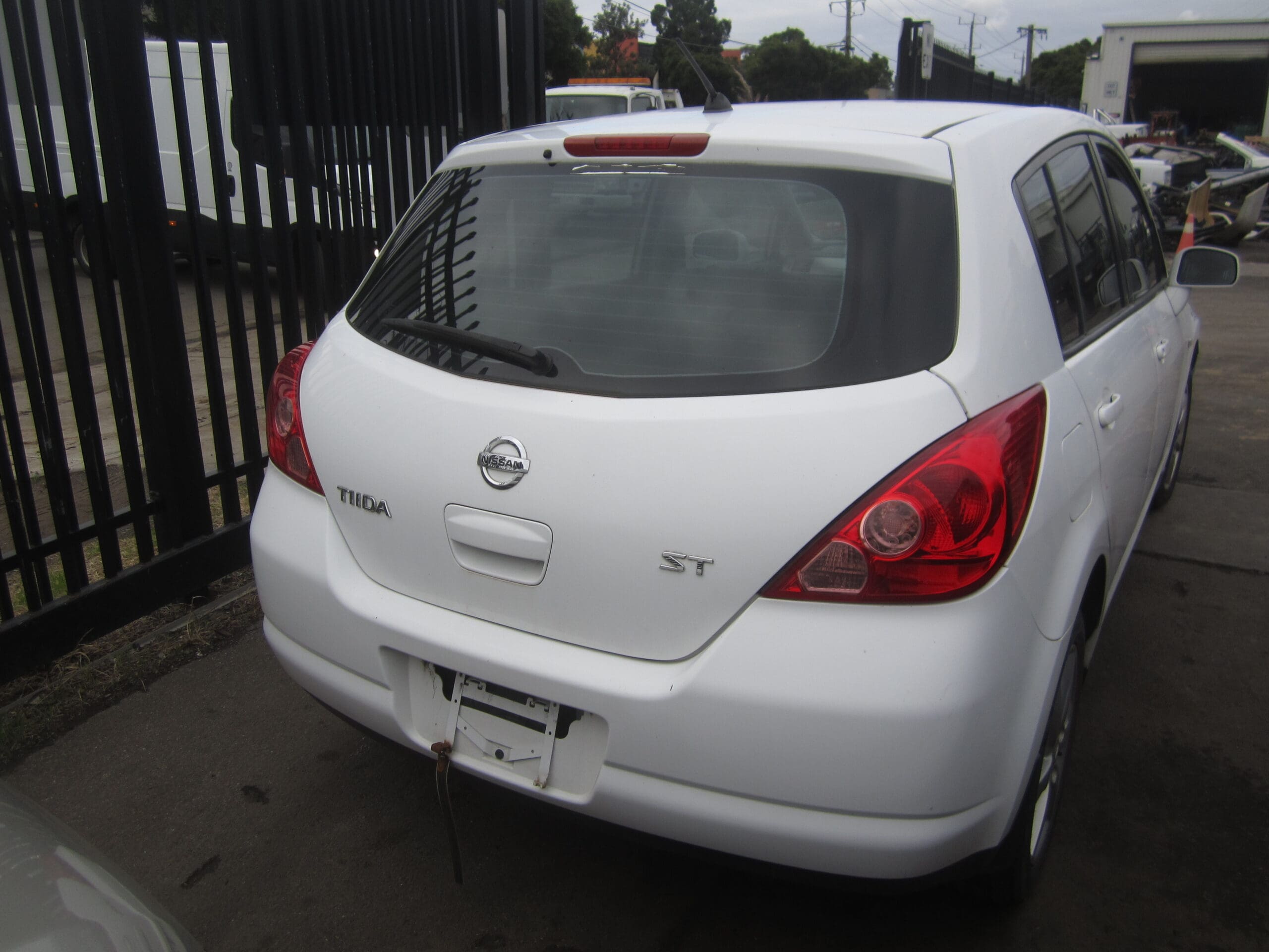 NISSAN TIIDA C11 HATCH 1.8 WHITE 2008 WRECKING