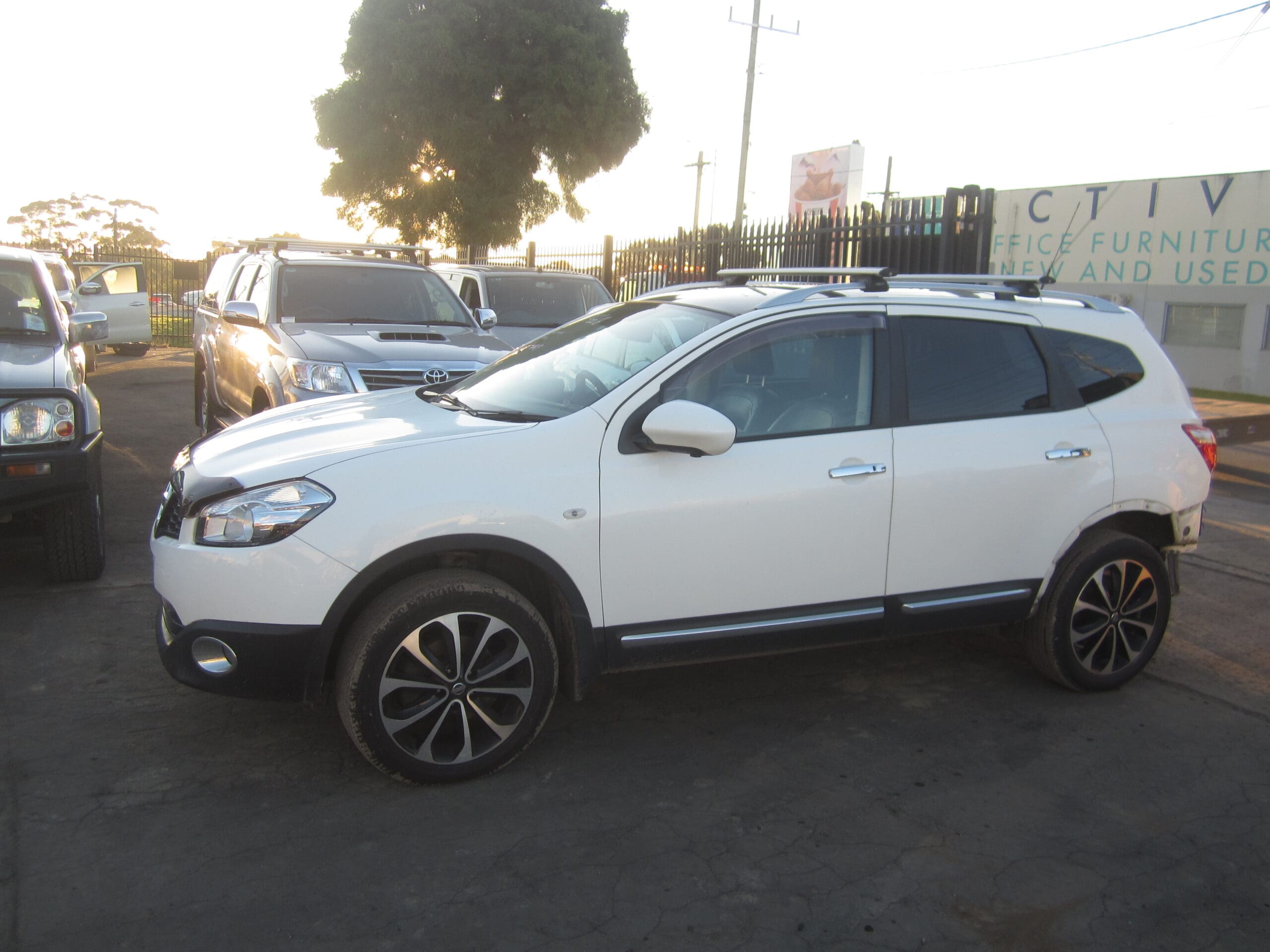 NISSAN DUALIS J10 +2 2L AUTO 7 SEATS WHITE 2012 WRECKING