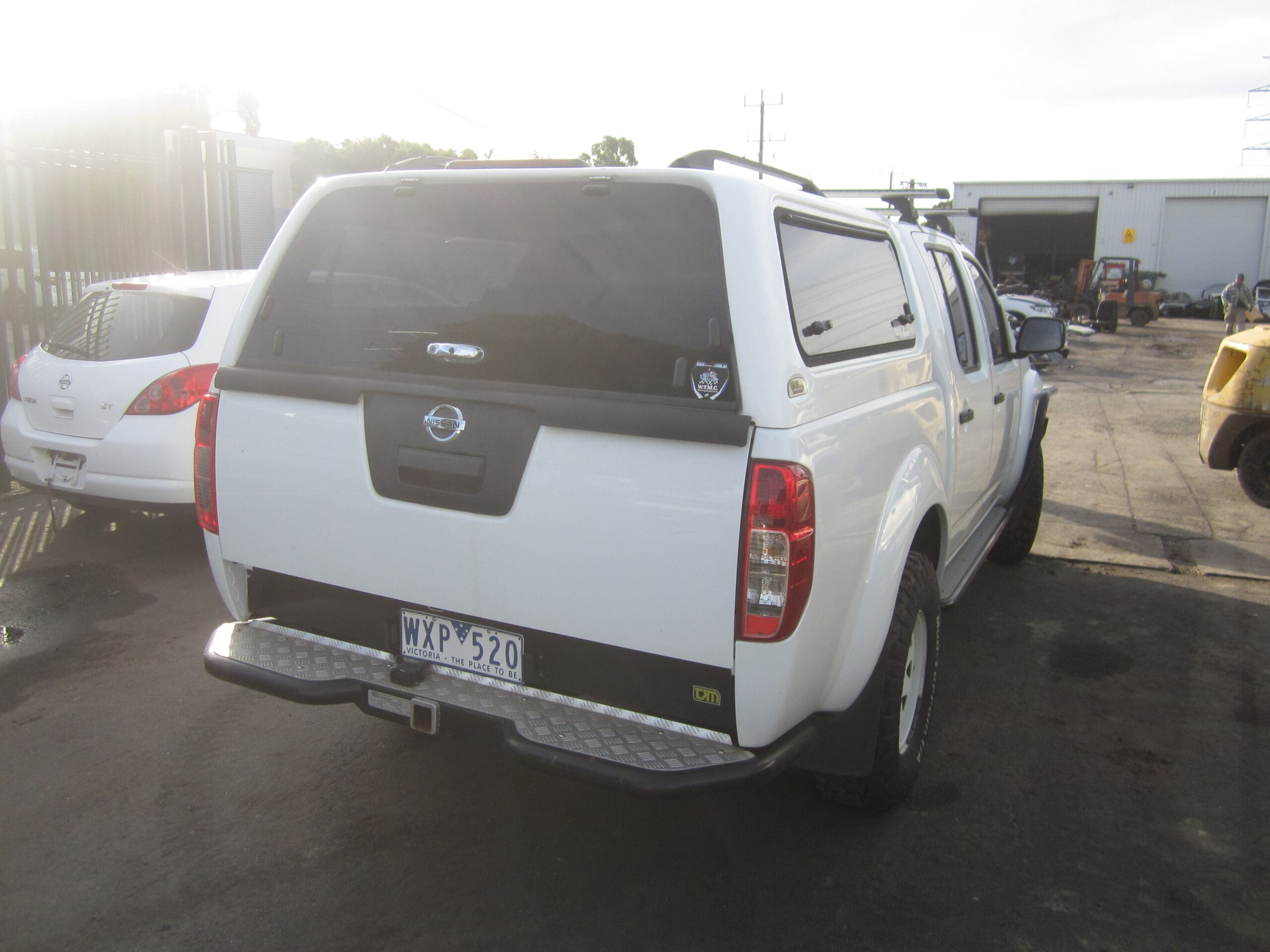 NISSAN NAVARA D40 VSK SPAIN YD25 DIESEL WHITE CANOPY 2008 WRECKING