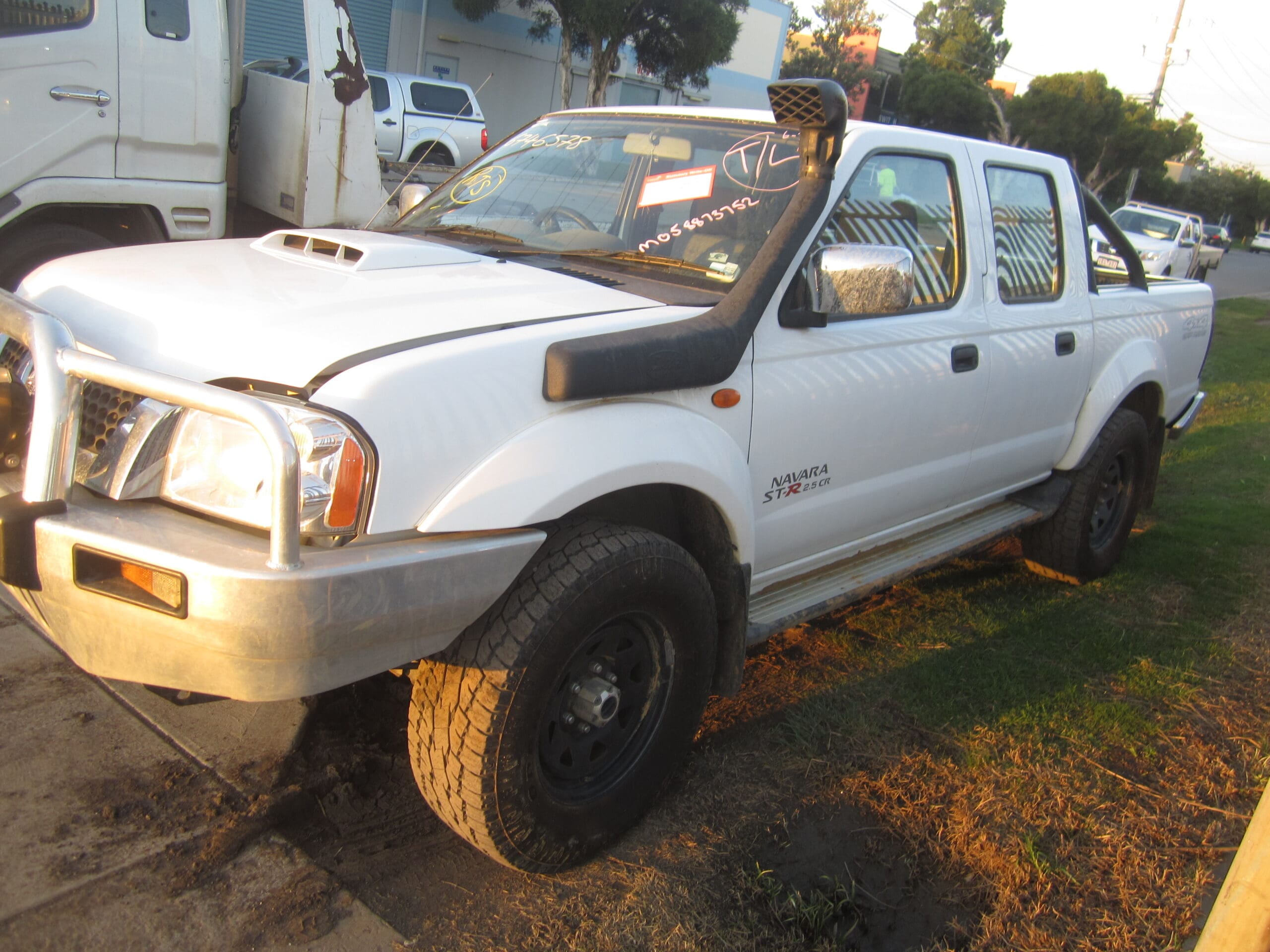NISSAN NAVARA D22 ST-R YD25 DIESEL WHITE 2012 WRECKING