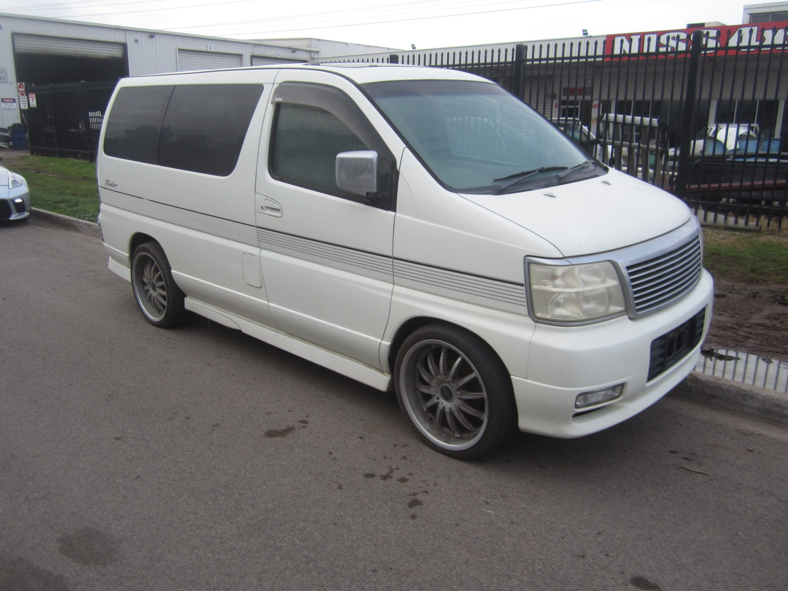NISSAN ELGRAND E50 3.3 V6 WHITE 1999 WRECKING