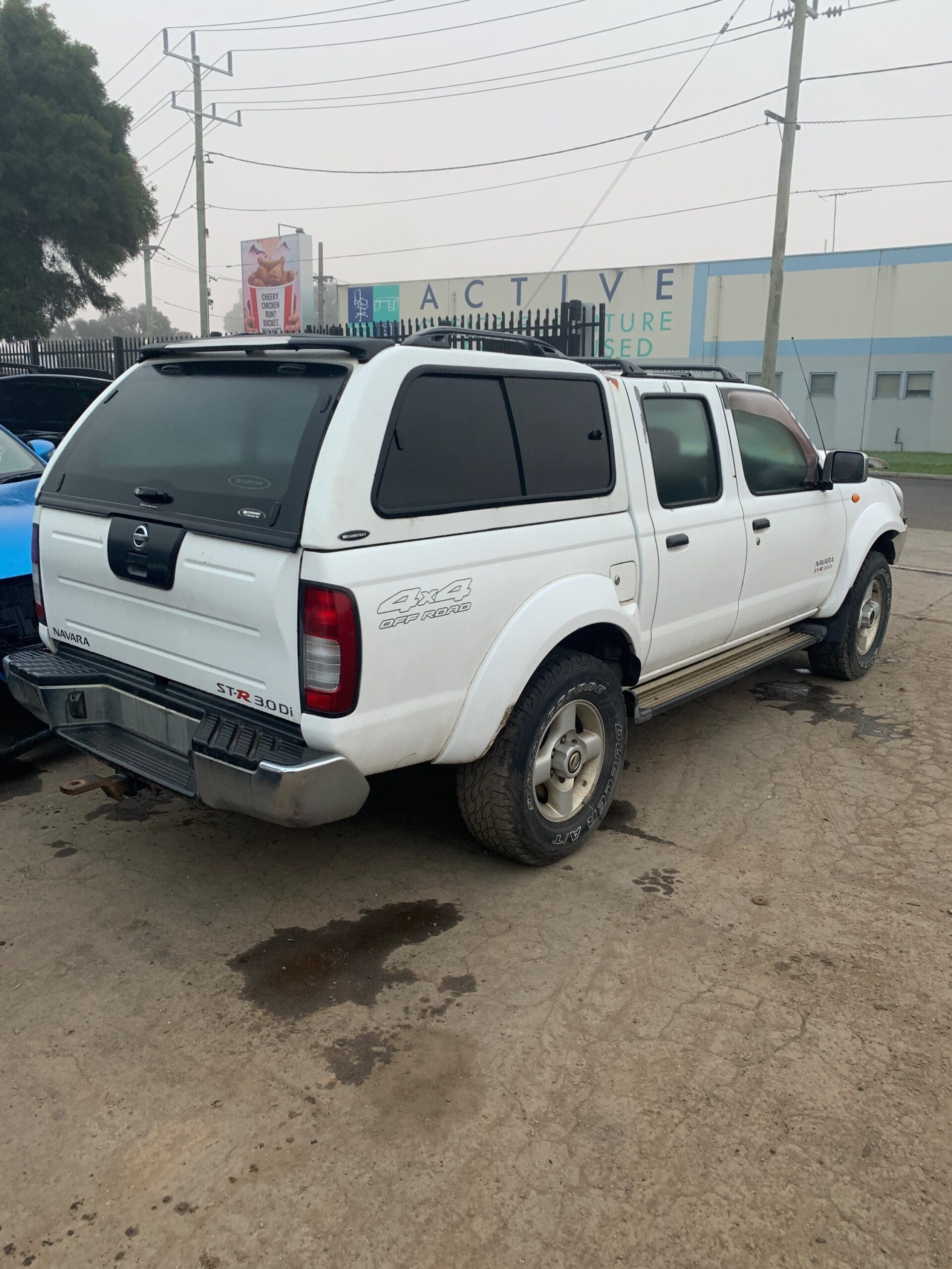 NISSAN NAVARA D22 ST-R 4X4 ZD30 DIESEL WHITE 2006 WRECKING