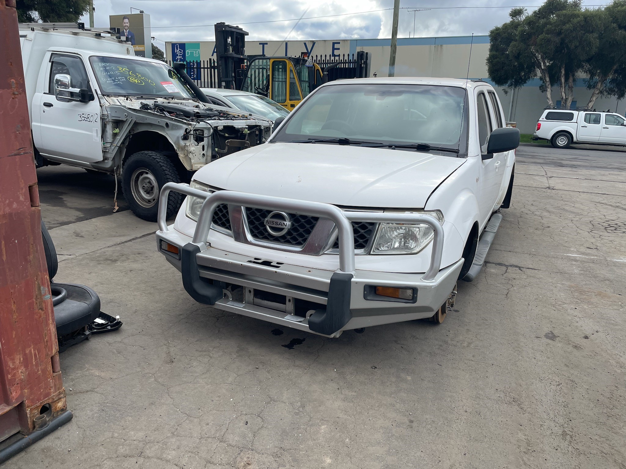 NISSAN NAVARA D40 MNT YD25 DIESEL WHITE 2011 WRECKING