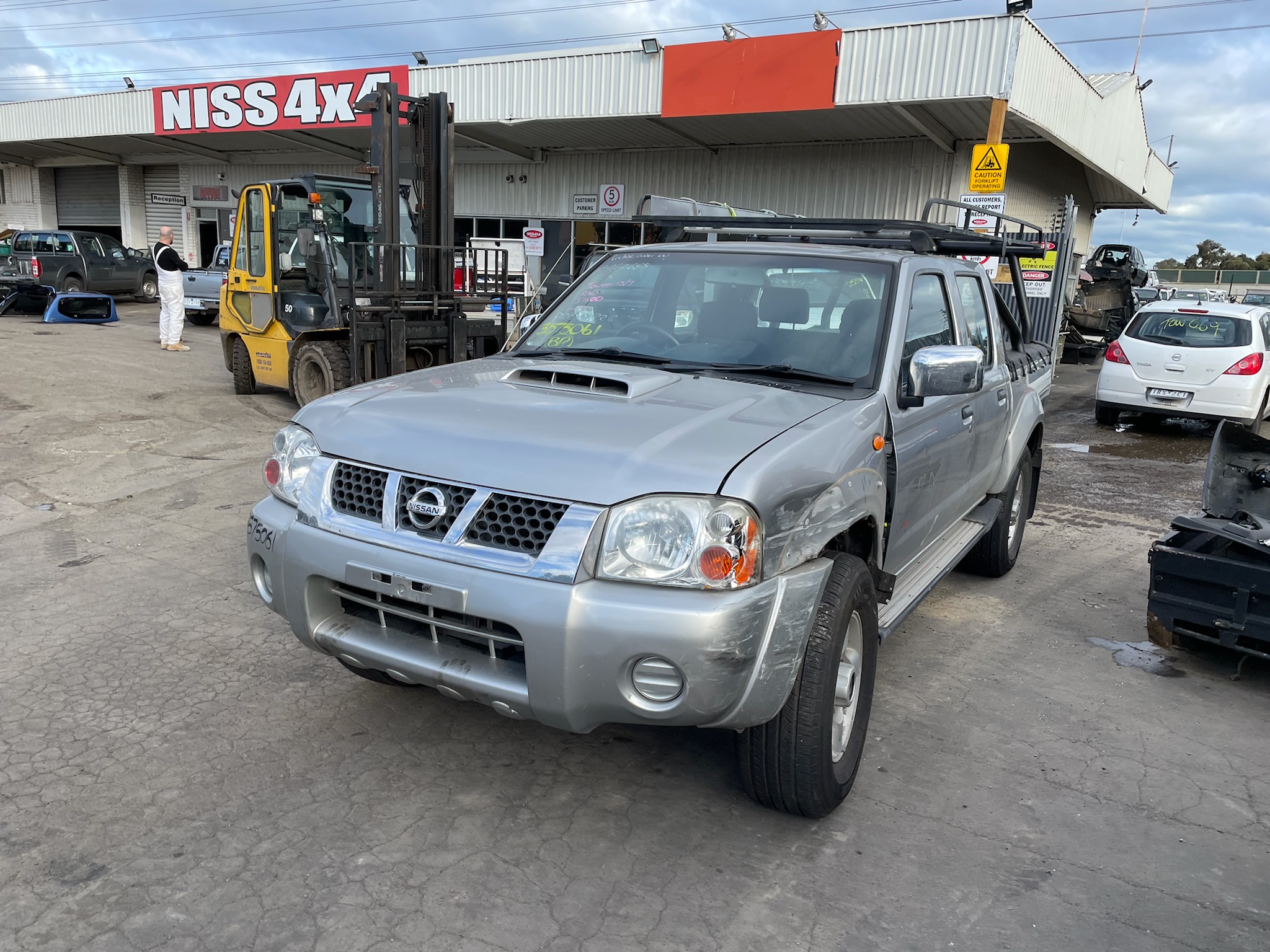 NISSAN NAVARA D22 ST-R DUALCAB YD25 DIESEL SILVER WRECKING