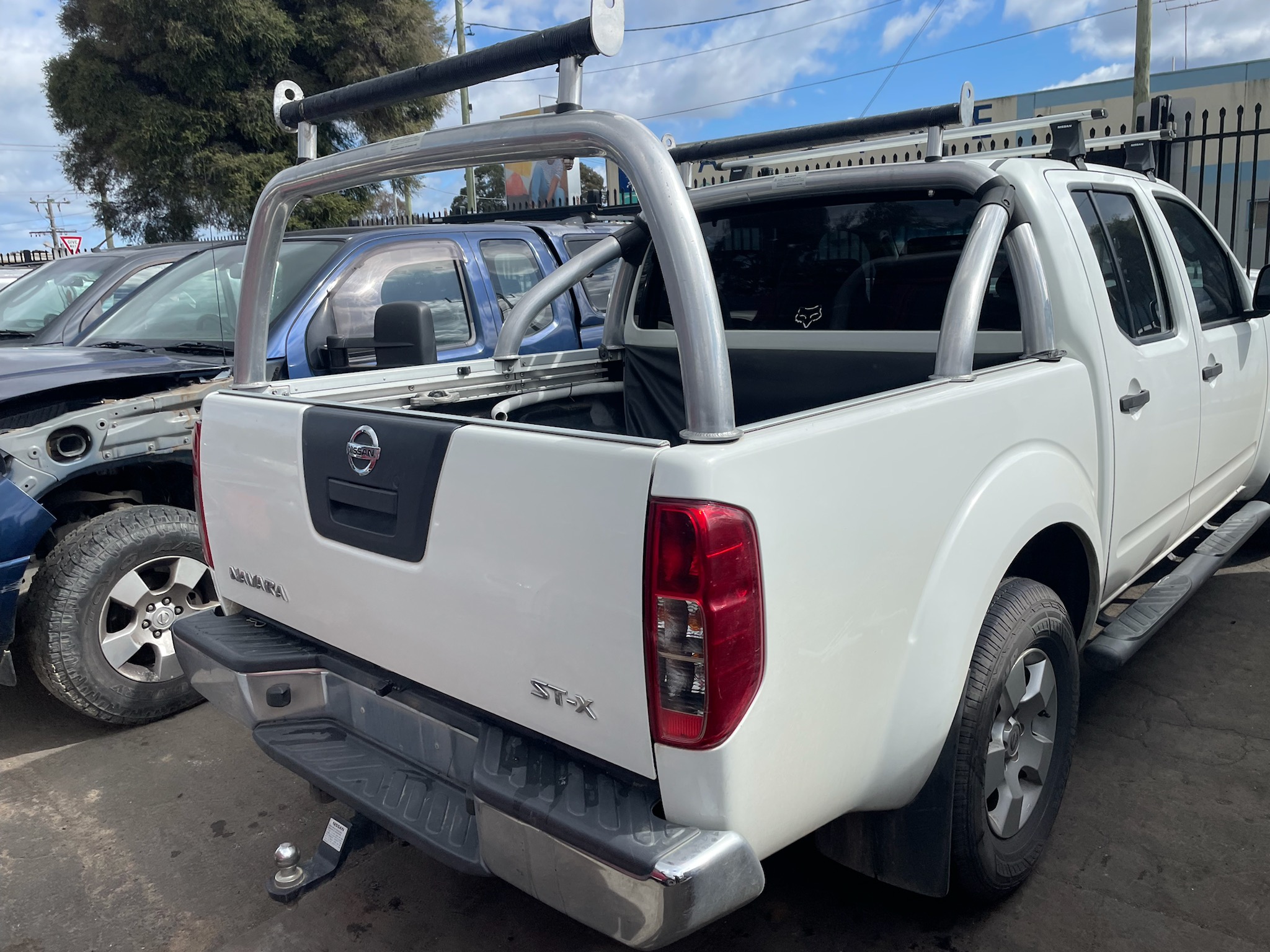 NISSAN NAVARA D40 VSK SPAIN VQ40 V6 PETROL WHITE WRECKING