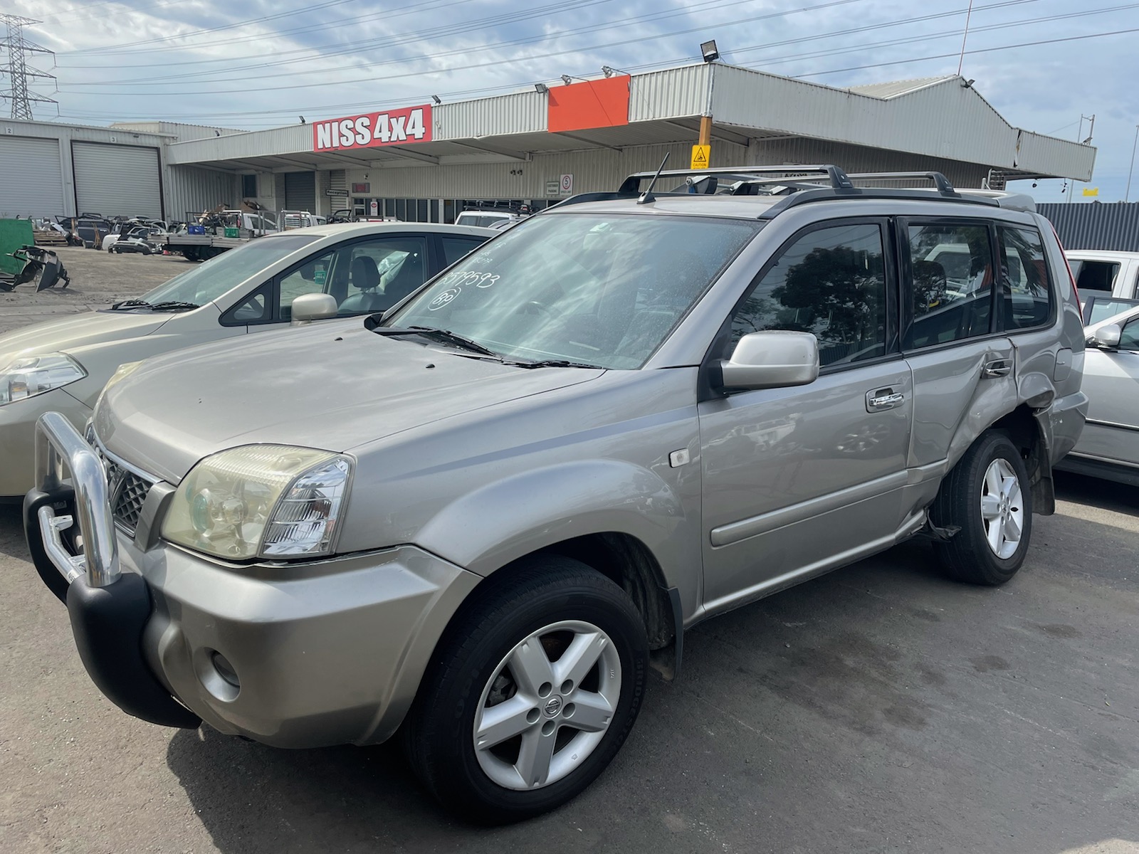 NISSAN X-TRAIL T30 QR25 4X4 SILVER WRECKING