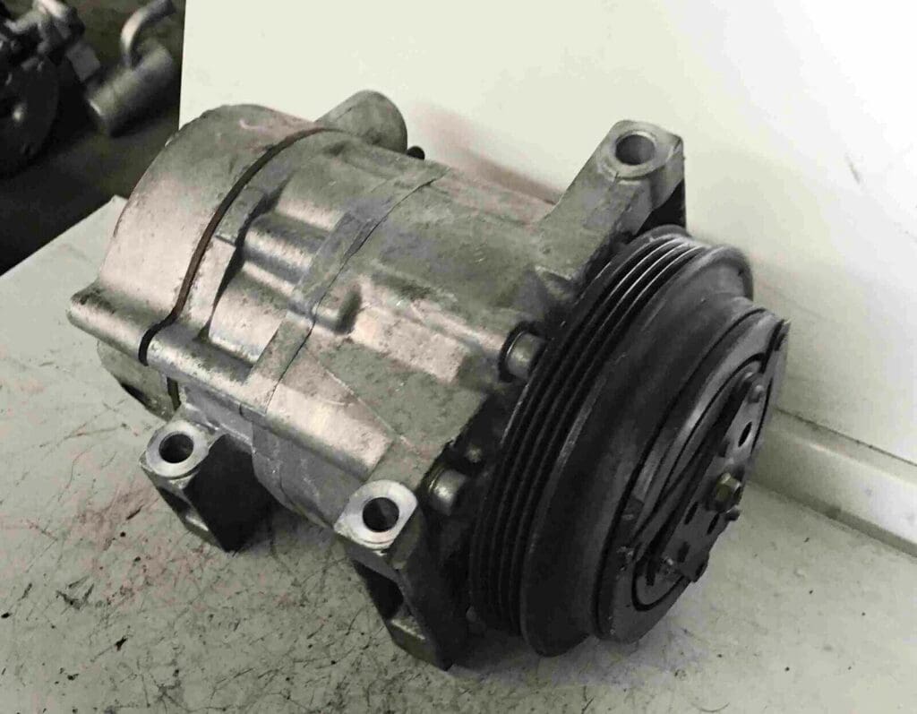 NISSAN 350Z Z33 A/C COMPRESSOR P/N 92600 CD100 GENUINE USED 2003 - 2009